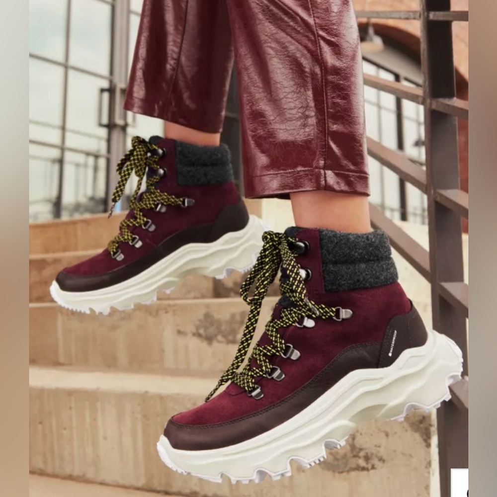 WOMEN'S KINETIC™ BREAKTHRU CONQUEST WATERPROOF BOOTIE